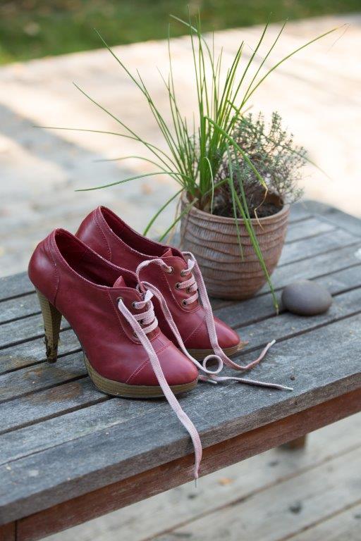 Ett par röda högklackade skor med snörning
